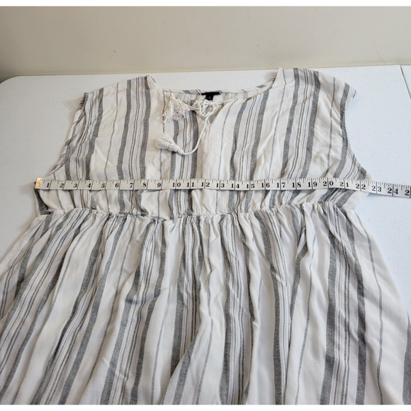 Torrid Top Peplum Women's Size 3X Gray White Striped Tie Neck Tassel Sleeveless - Picture 4 of 10